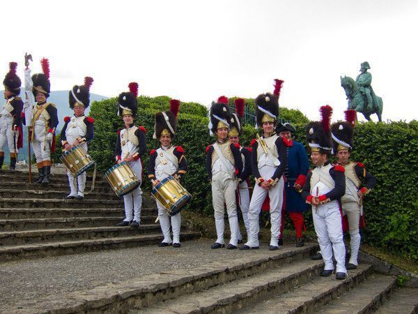 Orchestre devant la statue de Napoléon