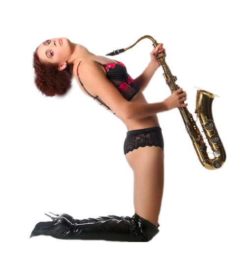 femme qui joue du saxophone