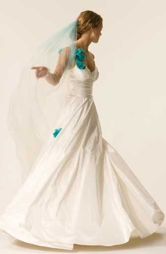 robe de mariée blanche avec un voile