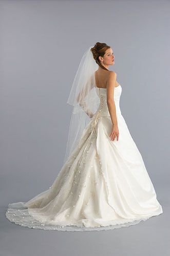 Belle robe de mariée avec une traine